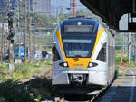 Der Elektrotriebzug ET 7.04 der Eurobahn bei der Einfahrt in den Hauptbahnhof Oberhausen, so gesehen Ende September 2025.