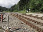 Das Streckengleis in Richtung Zella-Mehlis und der Abzweig zum Abstell- und zum ehemaligen Verladegleis am 09.07.2015 in Oberhof (Thr). 