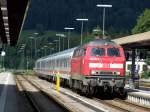 Br.218 351-5 bei Rangierarbeiten mit einem IC-Zug im Bahnhof Oberstdorf, der Zug wurde nun im Gleisvorfeld abgestellt. Dieser InterCity kam aus Hamburg-Altona nach Oberstdorf, und hatte hier sein Ziel erreicht. Aufgenommen am 30.Juli 2007