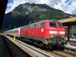 Br.218 351-5 mit IC-Kurswagen aus Hamburg-Altona im Bahnhof Oberstdorf.