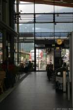 Blick durch die Bahnhofshalle in Oberstdorf auf die Bahnsteige.