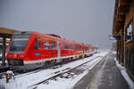 612 118 wartet als RE17 im Bahnhof Oberstdorf bei dichtem Schneetreiben auf seine Abfahrt nach Augsburg Hbf. Aufgenommen am 07.02.22.