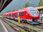VT 633 536 wartet zusammen mit einem Schwestertriebzug im Bahnhof Oberstdorf auf den nächsten Einsatz, 06.08.2023.