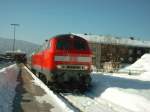 218-467 steht am 13.02.03 im tief verschneiten Oberstdorf mit einem IC