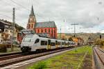 460 504-4 TransRegio als RB26 nach Mainz Hbf in Oberwesel, Oktober 2025.