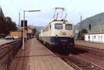 DB 110 165-8 (Bw Frankfur M 1) und abgebugelter Schwesterlok mit D2021 (Dortmund-Frankfurt) in Oberwesel am 19. August 1985.