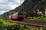 In Oberwesel ist die 185 087-4 mit einer 145 im schlepp und einem Güterzug in Richtung Koblenz fahrend am Samstag den 23.8.2014 zu sehen.