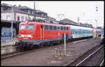 DB 110166-6 steht mit einem Regionalzug am 14.8.1999 um 15.23 Uhr am Bahnsteig in Offenburg.