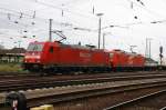 185 261 und 185 001 ziehen einen Gterzug aus dem Bahnhof Offenburg. 26.06.2007