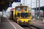 OFFENBURG (Ortenaukreis), 21.09.2009, eine BR 212 zieht eine Schotterprofiliermaschine und eine Stopfmaschine durch den Bahnhof  