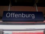 Ein Stationsschild von Offenburg am 16.10.2010 auf dem Bahnsteig zu Gleis 6/7.