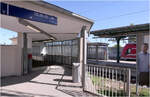 Bahnhof Oranienburg - 

Eigentlich sehr schön gestaltet die Abgänge zu der Fußgängerunterführung. Im Vordergrund der Abgang vom Kopfbahnsteig der S-Bahn aus. Im Hintergrund steht ein RE5 nach Fürstenberg/Havel.

02.05.2026 (M)
