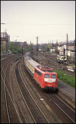 110194 fährt hier am 21.4.1992 um 14.05 Uhr mit dem D nach Braunschweig in den unteren Teil des HBF Osnabrück ein.