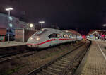 ICE 4 9223 hält hier auf dem Weg zum nächsten Halt in Münster am 2.12.2025 um 21.30 Uhr im HBF Osnabrück Gleis 3.