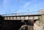 In Osnabr�ck Hbf �berspannt diese Br�cke die Gleise �ber den Fluss Hase; 14.10.2026.