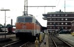 S-Bahn lackierte 111124 vor dem Stellwerk des HBF Osnabrück am 30.10.1997. Für dieses Stellwerk wird derzeit der Nachfolger gebaut!