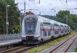  IC 2471 nach Dresden mit Steuerwagen voraus am Bahnsteig im Ostseebad Binz. - 01.08.2026
