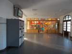Schlicht und einfach sieht es in der Bahnhofshalle von Binz aus kleiner Trost es gibt ein BahnShop.Aufnahme vom 20.Juli 2014.