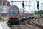 RE 3 nach Stralsund fährt an den Bahnsteig 1 in Pasewalk. - 26.05.2018