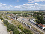 Der Bahnhof Pasewalk vom Blick des Speichers am 30.08.2026. Der ICE 1 nach Berlin steht bereit und alte Gleisanlagen am unteren Bildrand zeigen, wo es mal Rangierbetrieb gab zu den Speichern in Pasewalk. Die hinteren Lokschuppen sind gut zu erkennen. Das westliche ist das �lteste in Pasewalk mit drei St�nden, dann kommt der j�ngere Ringlokschuppen am �stlichen Teil des Bahnhofs. Diese sind nun �ber 130 Jahre alt. Der Lint41 wartet auf Fahrg�ste nach Neubrandenburg. 