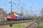 143 346 von Schienen Komplex Logistik angemietet fährt mit einem leeren Autozug durch Peine in Richtung Hannover.