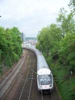 Der IC nach Nrnberg hat den Pforzheimer Tunnel verlassen und wird nach der Biegung den Hbf erreichen.