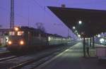 140 498 wartet am 08.02.1989 in Pforzheim auf den ersten Einsatz des Tages im Regionalverkehr nach Stuttgart.