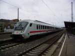 IC 2069 hat soeben den Pforzheimer Hauptbahnhof erreicht und wird seine Fahrt in Richtung Nrnberg sogleich fortsetzen, 03.12.2011.