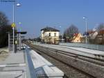 Der Bahnhof von Phillipsburg (Baden) an der Bruhrainbahn (Bruchsal - Graben-Neudorf - Germersheim). Die Bahnsteige sind bereits modernisiert worden. Im Frhjahr 2011 prsentierte sich der Bahnhof noch ohne Oberleitung. Aber das ndert sich bald. Ab Mitte Dezember sollen hier die ET 425 der S-Bahn Rhein-Neckar verkehren.