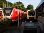 Der 490 133 neben dem Museumszug 472 062 der S - Bahn Hamburg im Bahnhof Pinneberg, am 19.7.2025.