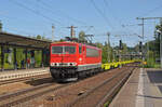 Mit einer langen Leine neuer GATX-Containertragwagen am Haken rollte 155 059 der LDK am 13.09.25 durch Pirna Richtung Dresden.