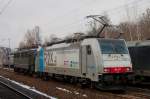 186 107 steht mit 142 001, 185 566 und vielen Lokomotiven der SBB Cargo in Pirna abgestellt. 01.04.2013