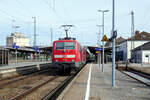 Als wäre die Zeit zurück gedreht worden ist die 111 188 mit einem Regionalexpress München - Passau in Plattling unterwegs.