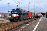 Mit einem Zug aus Containern durchfährt MRCE Vectron 193 651 den Bahnhof Plattling.