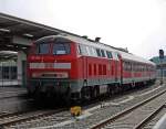 218 390 schiebt RE3704 Hof - Leipzig; beim Halt in Plauen ob Bf, 5.8.010.