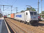 Metrans 386 015-2 (NVR Nummer 91 547 386 015-2 CZ MT) durchfährt den Bahnhof Golm (Potsdam) mit einem Containerzug am 24.
