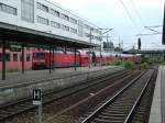 Eine BR 114 fhrt mit einem Regionalexpress im Potsdamer Hauptbahnhof ein.