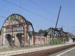 03.8.2003 Bahnhof Potsdam Park Sanssouci, frher Wildpark. Der Abri des alten Kaiserbahnhofes hat begonnen.