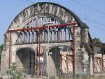 03.8.2003 Bahnhof Potsdam Park Sanssouci, frher Wildpark. Der Abri des alten Kaiserbahnhofes hat begonnen. Die ist das westliche Portal.