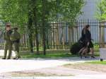 Kaiserbahnhof Potsdam am 16.6.2005 kurz vor Beginn der Feierlichkeiten in Anwesenheit des Bundeskanzlers zur Einweihung des wiedererrichteten Bauwerkes. Auf dem Bild der Haupteingang am Neuen Palais Nummer 1, bewacht nicht etwa durch Fallschirmjger, wie mancher glaubte, sondern durch die Landeseinsatzeinheit, kurz LESE. Die beiden Damen der DBAG hatten es sehr eilig, der Gleichschritt klappte trotzdem noch.