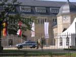 16.6.2005 Einweihung des wiedererrichteten Kaiserbahnhofs in Potsdam in Anwesenheit des Bundeskanzlers. Hier der Blick von der Strae am Neuen Palais auf die Bahnhofshalle. Rechts der Uhrenturm und ein Festzelt(?). Die rechte Flagge ist die der DB Akademie, ein durchgehend weies Tuch mit einer kaum wahrnehmbaren symbolischen Darstellung des Kaiserbahnhofs. Die EU-Flagge ist auf dem Bild nicht zu sehen, es steht ein Baum davor.