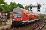Hier ein RE1 (RE18004)  Baumblüten-Express  von Berlin Zoologischer Garten nach Werder(Havel), bei der Einfahrt am 1.5.2014 in Potsdam Park Sanssouci. Schublok war 143 812-6.