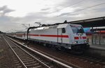 146 563-2 erreicht am Morgen des 30.7.2016 mit dem IC2432  Ostfriesland  von Cottbus nach Norddeich Mole den Potsdamer Hauptbahnhof.
