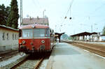 20.08.1983: Zug der Chiemgaubahn (DB) nach Aschau, Uerdinger Schienenbuszug auf den Gleisen der Nebenbahn vor dem DB-Bahnhof Prien.