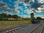 Das Bahngelände in Pritzwalk mit den beiden BBL-Loks 4185 145 und 146, aufgenommen am 17.09.2025.