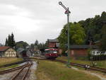 Bahnhof Putbus am 13.Juni 2018,Während der NESA 796 625 nach Bergen/Rügen ausfuhr,erhielt auch der Rasende Roland Ausfahrt nach Lauterbach Mole.