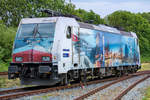 Metrans Werbelok 386 020 abgestellt und mit Hemmschuhen gesichert beim Bahnhofsfest in Putbus.