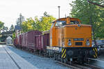 Lok 106 756 mit offenen und geschlossenen Güterwagen auf dem neuen drei Schienennebengleis in Putbus.