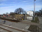 Wenn man in Putbus,am Bahnübergang,an der Ausfahrt nach Lauterbach ist,hat man diesen traurigen Anblick auf dem ehemaligen Lokschuppen.Aufgenommen am 24.Februar 2025.