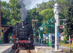 Dampflok 86 1333 als ZU|G|BRINGER mit historischem Fahrzeugeinsatz am Wochenende zwischen den Bahnsteigen  in Putbus.